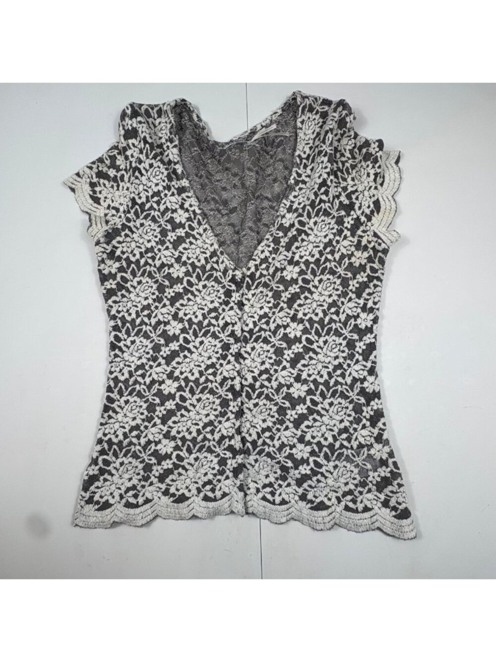 Kimchi Blue Lace Floral V-Neck Top With Scalloped Sleeves & Hem Medium Grey & Wh